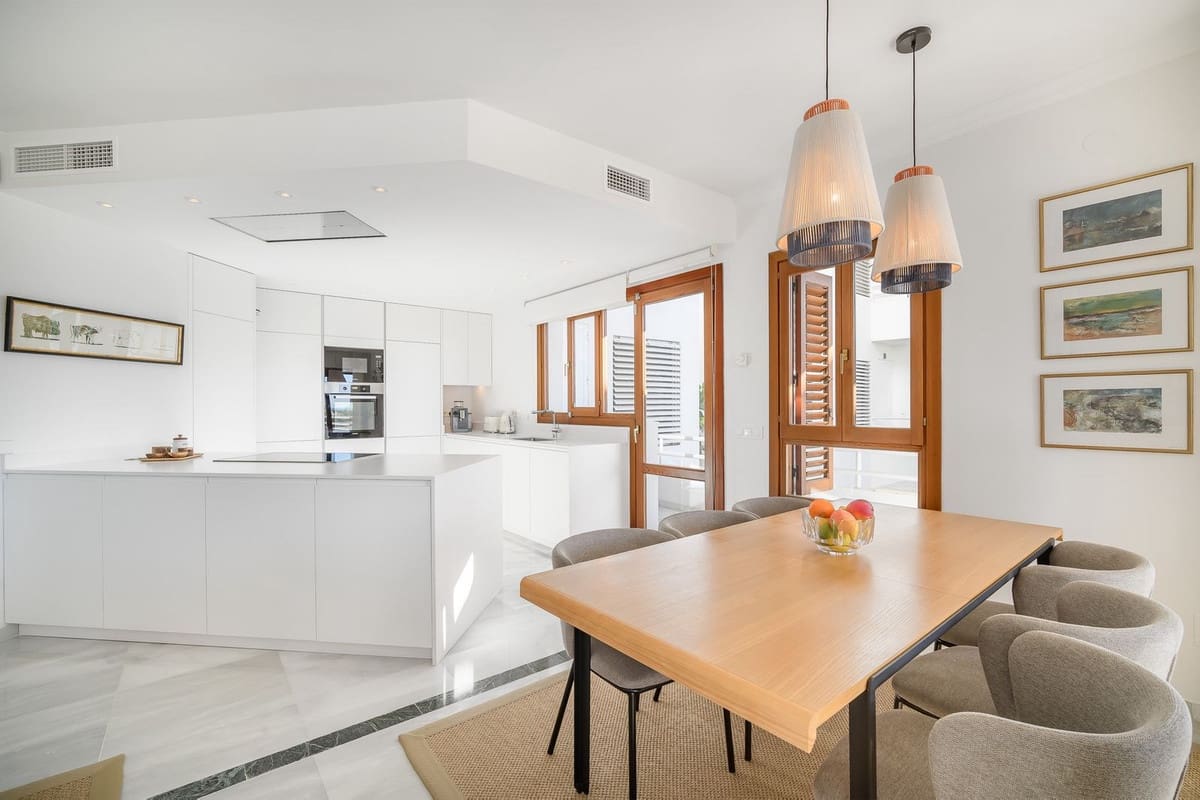 2 slaapkamer Appartement te koop in Nueva Andalucia met zwembad - € 995.000 (Ref: 9480527)