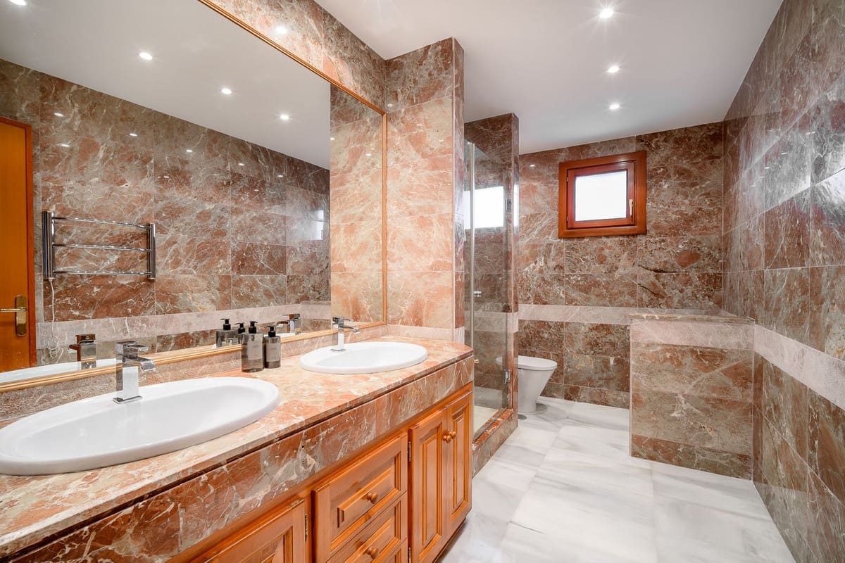 2 slaapkamer Appartement te koop in Nueva Andalucia met zwembad - € 995.000 (Ref: 9480527)