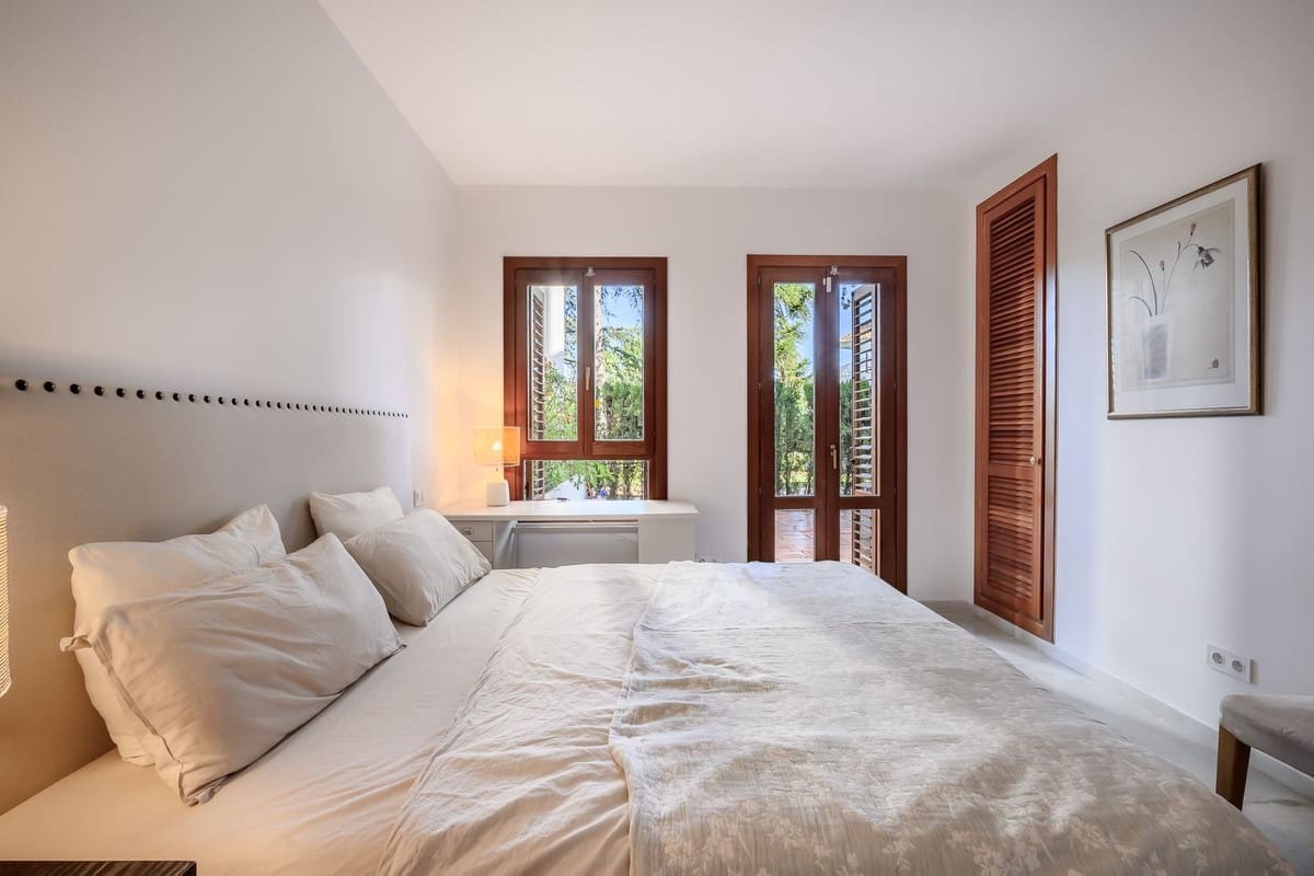 2 slaapkamer Appartement te koop in Nueva Andalucia met zwembad - € 995.000 (Ref: 9480527)