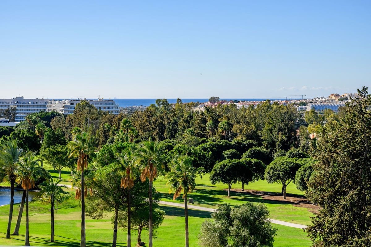 2 slaapkamer Appartement te koop in Nueva Andalucia met zwembad - € 995.000 (Ref: 9480527)