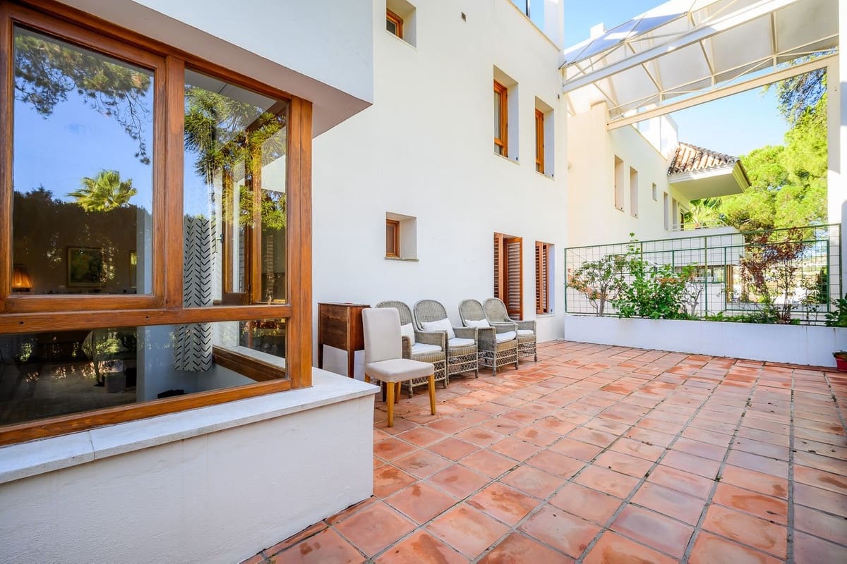 2 slaapkamer Appartement te koop in Nueva Andalucia met zwembad - € 995.000 (Ref: 9480527)