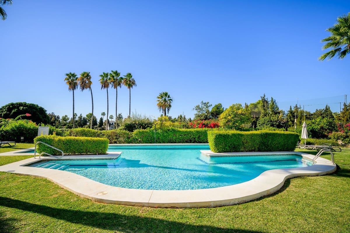 2 slaapkamer Appartement te koop in Nueva Andalucia met zwembad - € 995.000 (Ref: 9480527)