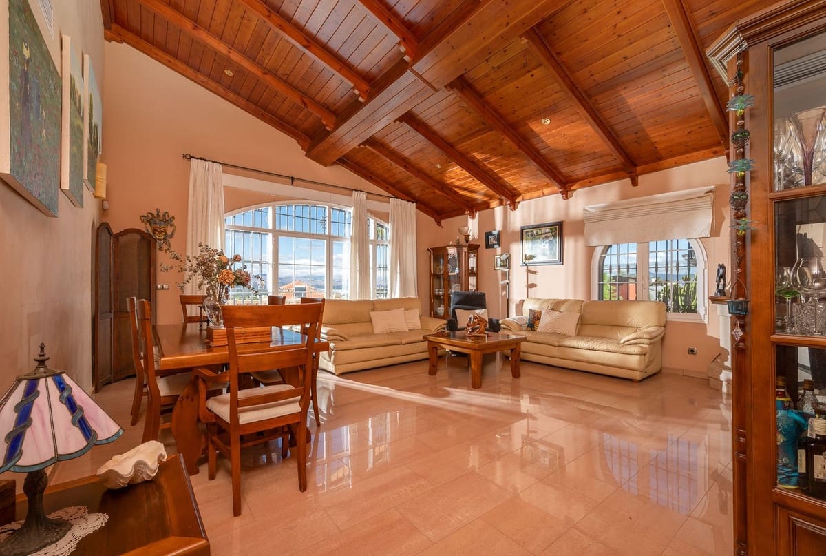 5 bedroom Villa for sale in Alhaurin de la Torre with pool garage - € 998,000 (Ref: 9480532)