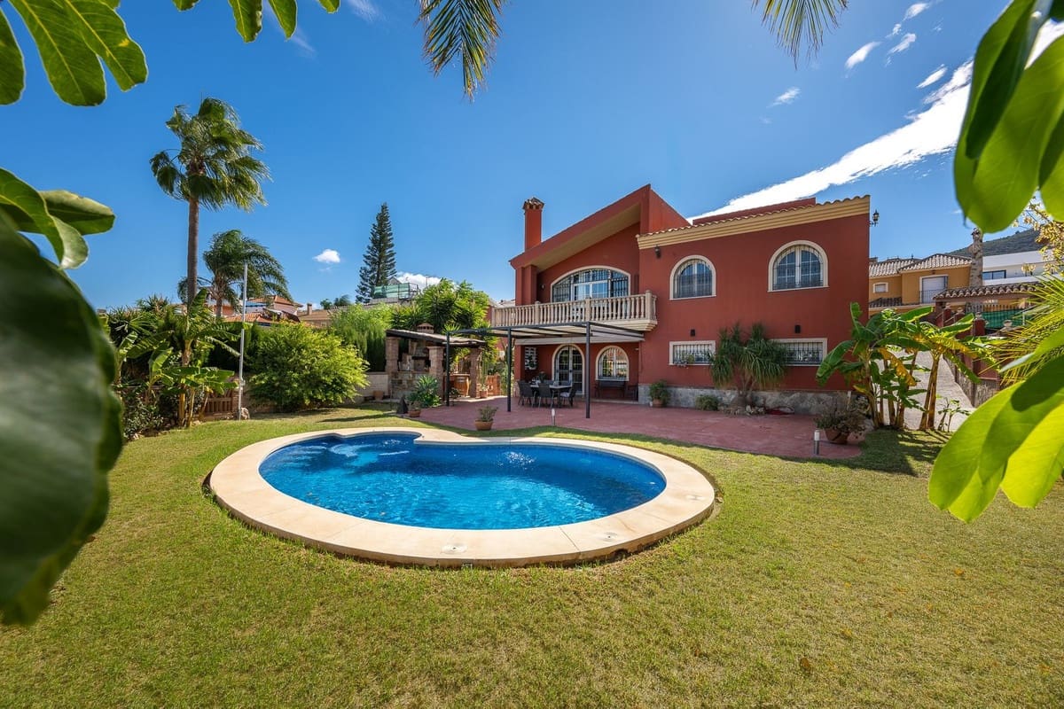 5 bedroom Villa for sale in Alhaurin de la Torre with pool garage - € 998,000 (Ref: 9480532)