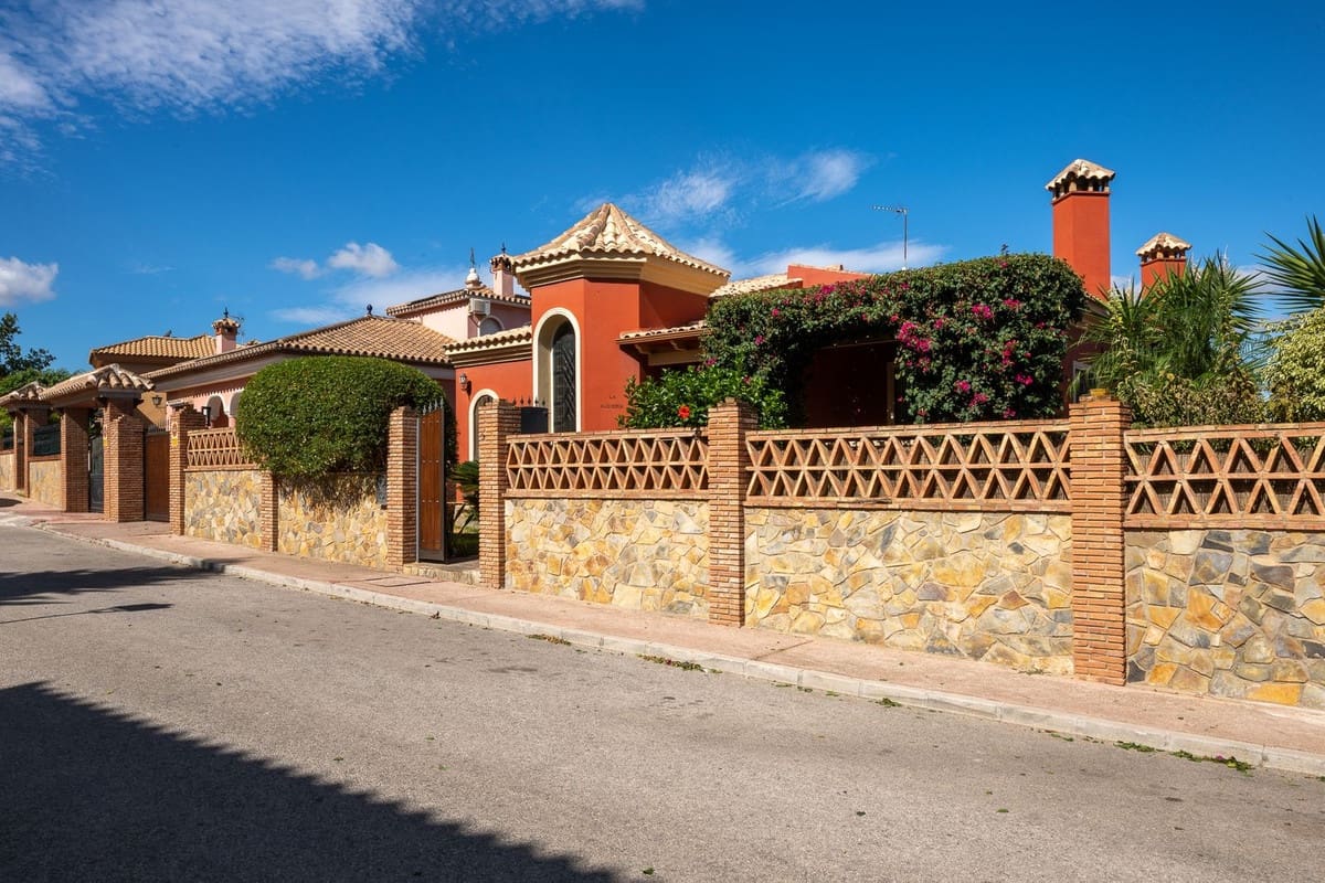 5 bedroom Villa for sale in Alhaurin de la Torre with pool garage - € 998,000 (Ref: 9480532)