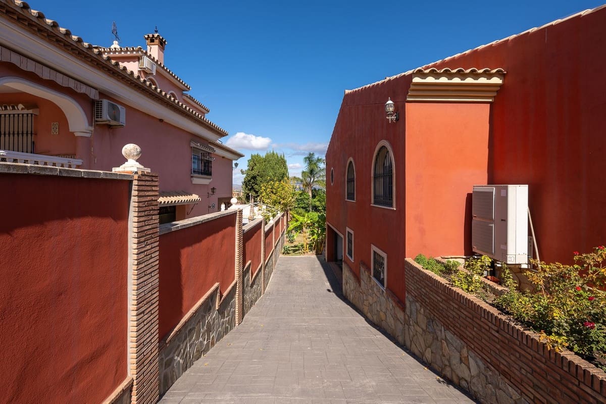 5 bedroom Villa for sale in Alhaurin de la Torre with pool garage - € 998,000 (Ref: 9480532)