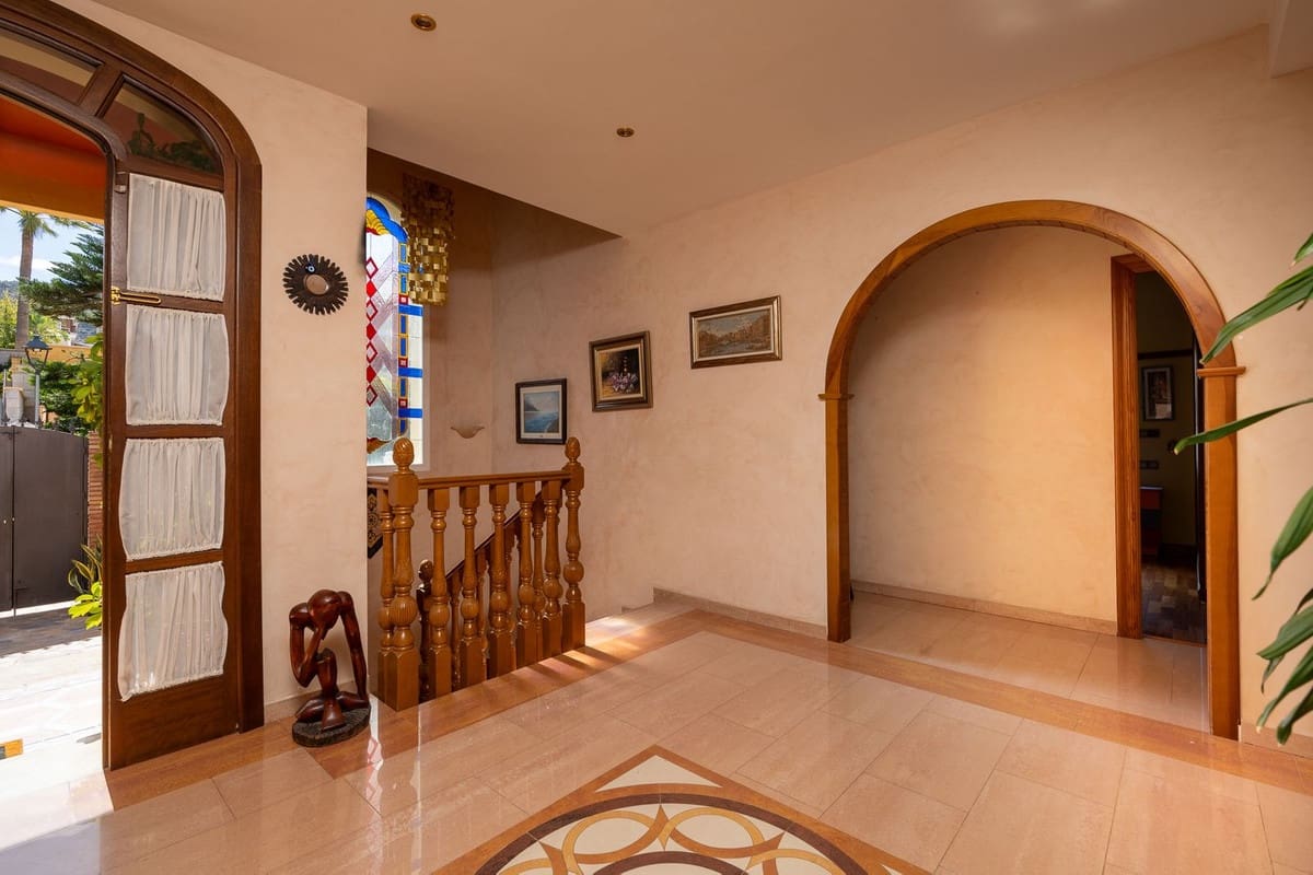 5 bedroom Villa for sale in Alhaurin de la Torre with pool garage - € 998,000 (Ref: 9480532)