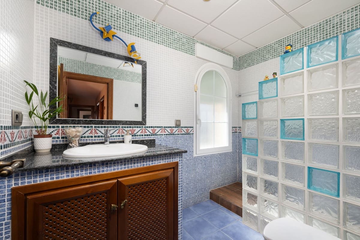 5 bedroom Villa for sale in Alhaurin de la Torre with pool garage - € 998,000 (Ref: 9480532)