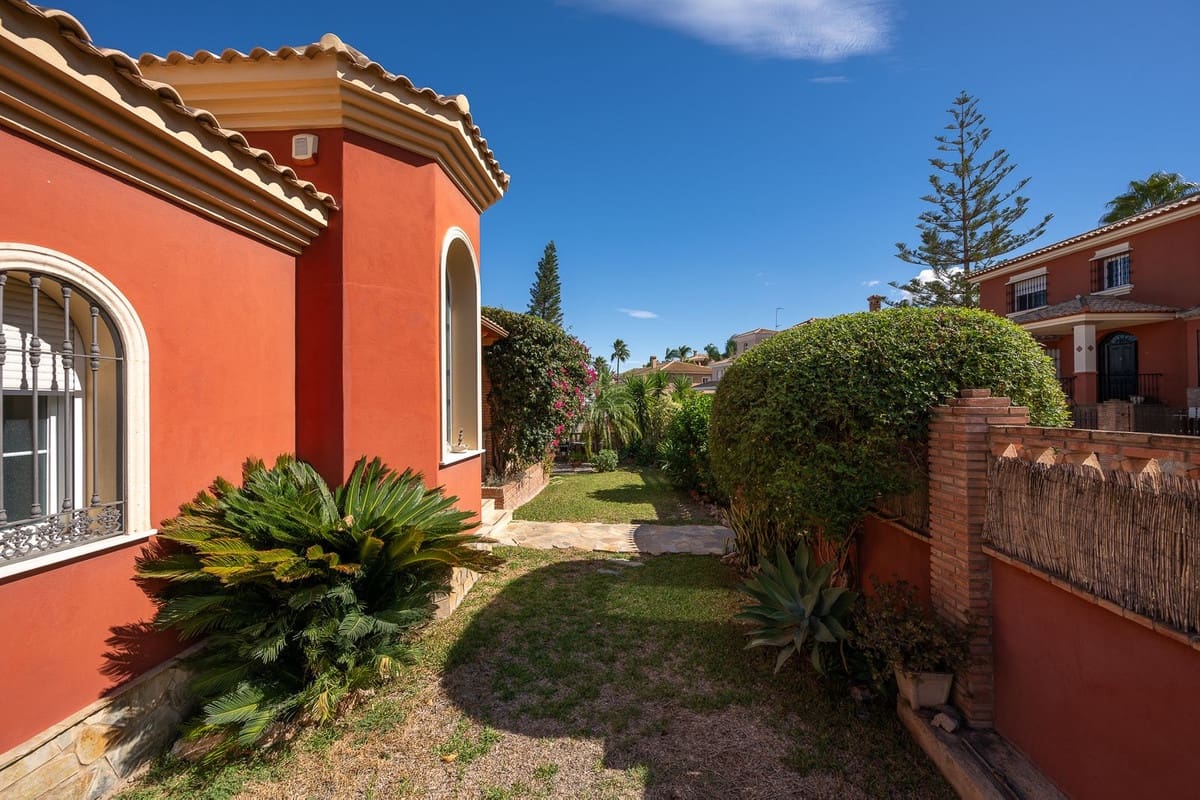 5 bedroom Villa for sale in Alhaurin de la Torre with pool garage - € 998,000 (Ref: 9480532)