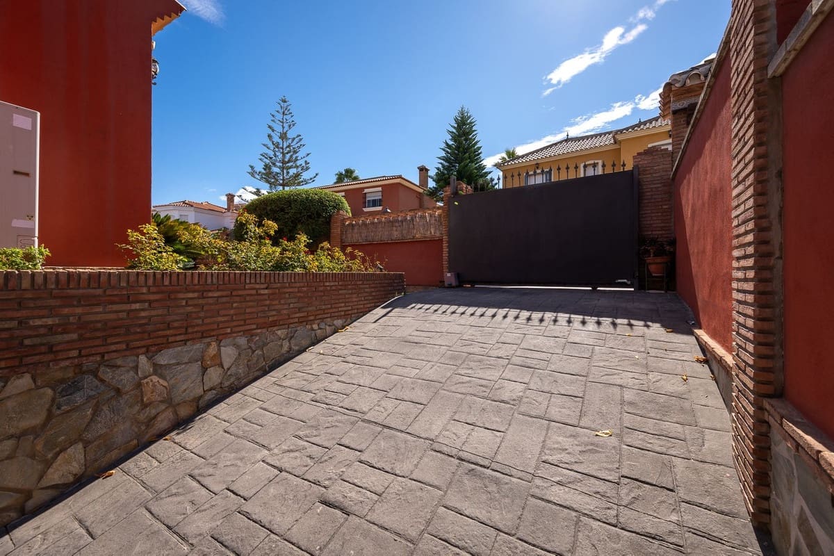 5 bedroom Villa for sale in Alhaurin de la Torre with pool garage - € 998,000 (Ref: 9480532)