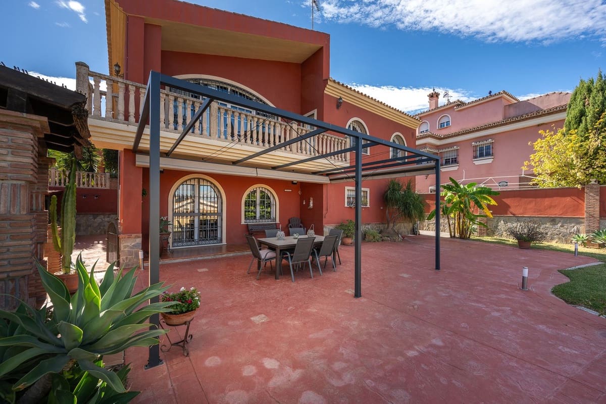 5 bedroom Villa for sale in Alhaurin de la Torre with pool garage - € 998,000 (Ref: 9480532)