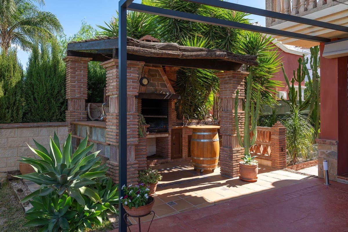 5 bedroom Villa for sale in Alhaurin de la Torre with pool garage - € 998,000 (Ref: 9480532)