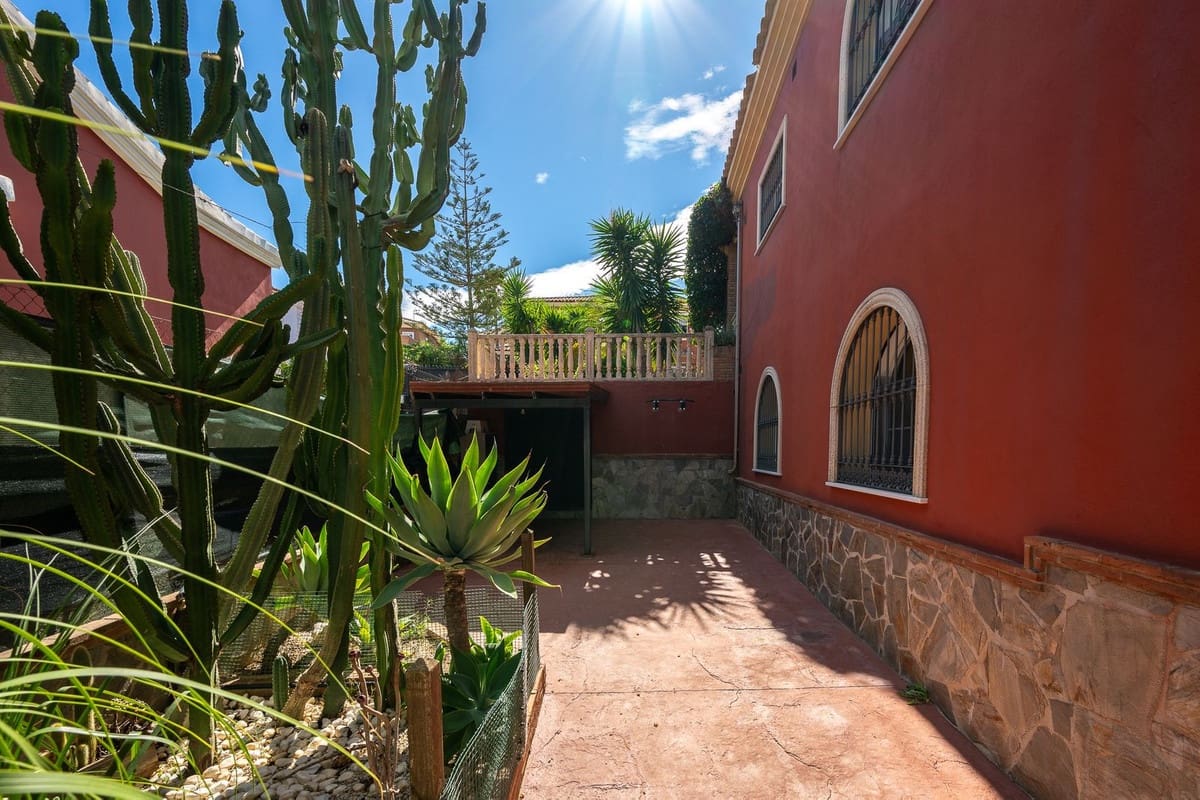 5 bedroom Villa for sale in Alhaurin de la Torre with pool garage - € 998,000 (Ref: 9480532)