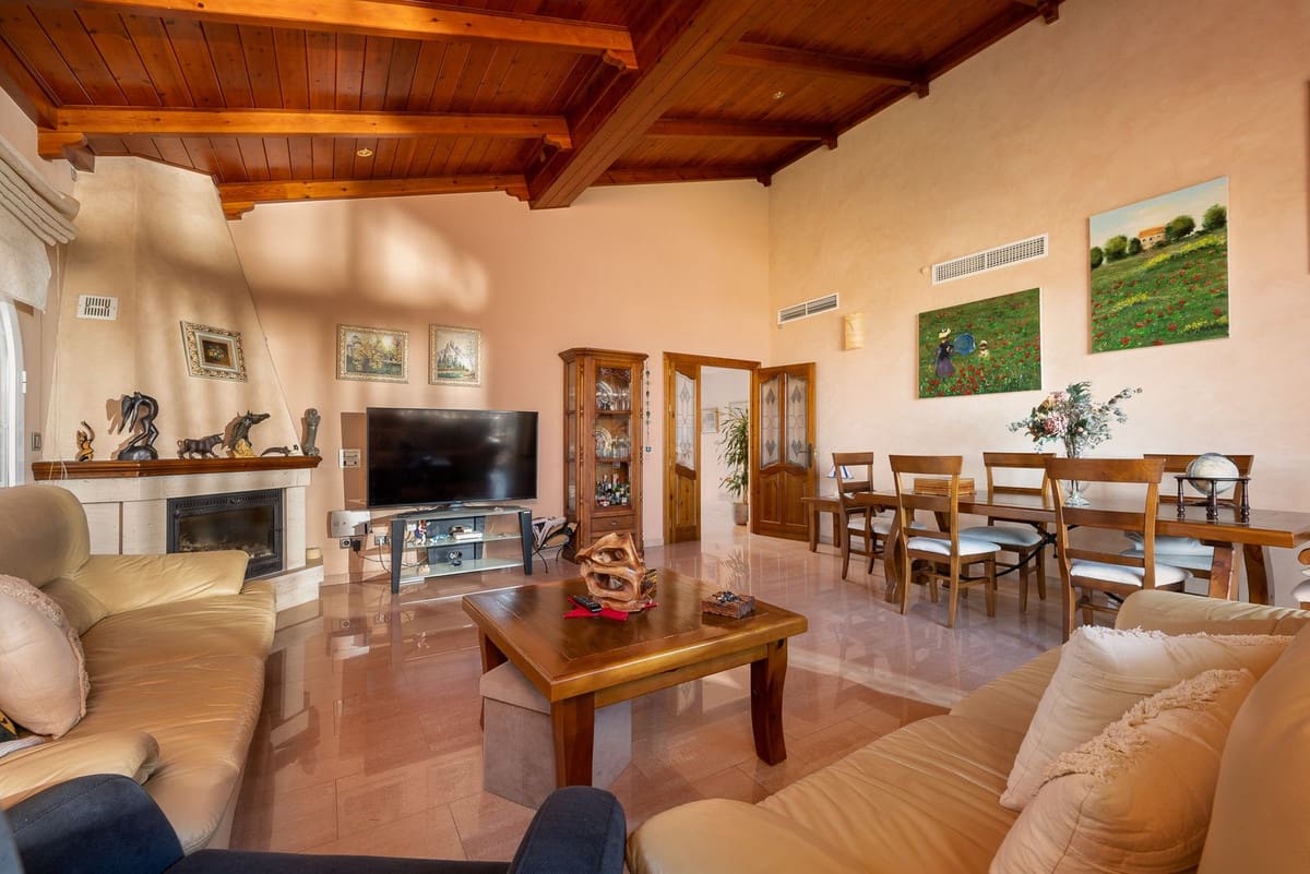5 bedroom Villa for sale in Alhaurin de la Torre with pool garage - € 998,000 (Ref: 9480532)