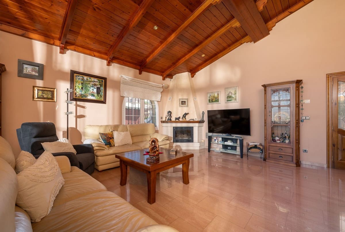 5 bedroom Villa for sale in Alhaurin de la Torre with pool garage - € 998,000 (Ref: 9480532)