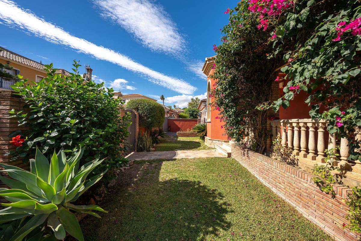 5 bedroom Villa for sale in Alhaurin de la Torre with pool garage - € 998,000 (Ref: 9480532)