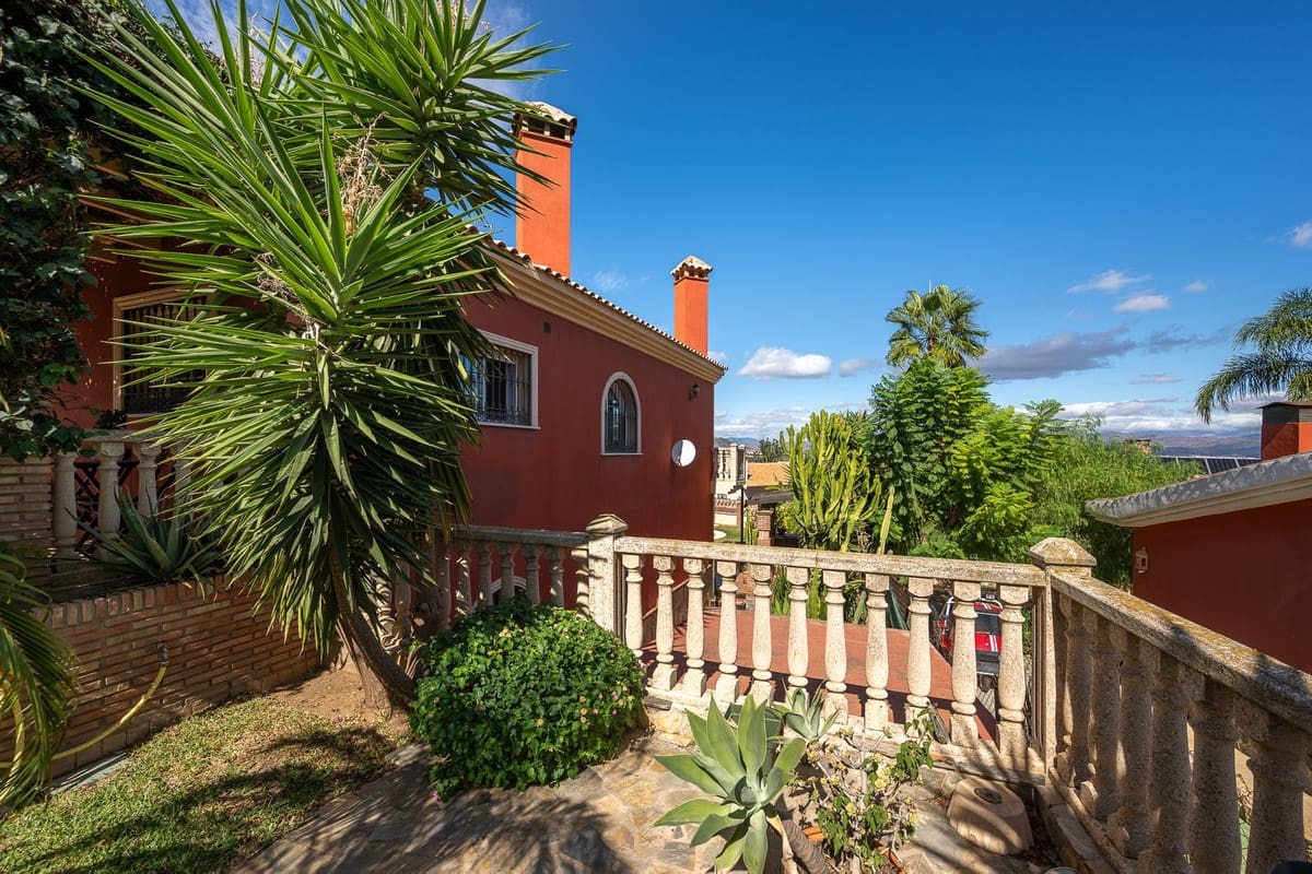 5 bedroom Villa for sale in Alhaurin de la Torre with pool garage - € 998,000 (Ref: 9480532)