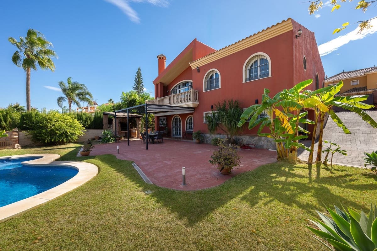 5 bedroom Villa for sale in Alhaurin de la Torre with pool garage - € 998,000 (Ref: 9480532)