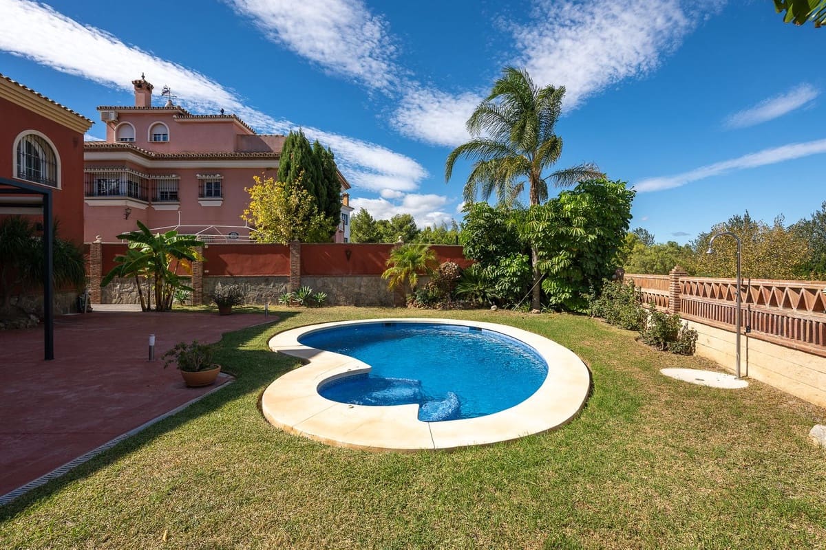 5 bedroom Villa for sale in Alhaurin de la Torre with pool garage - € 998,000 (Ref: 9480532)