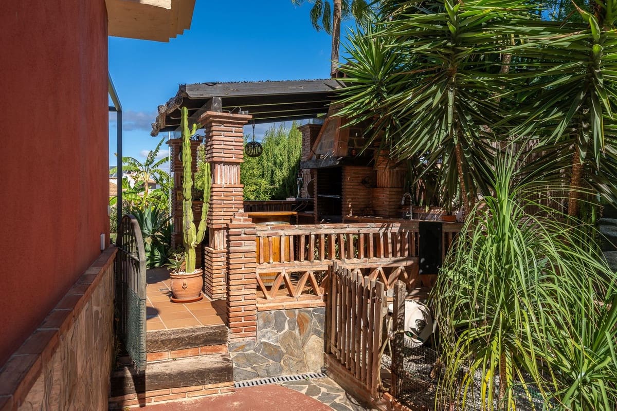 5 bedroom Villa for sale in Alhaurin de la Torre with pool garage - € 998,000 (Ref: 9480532)