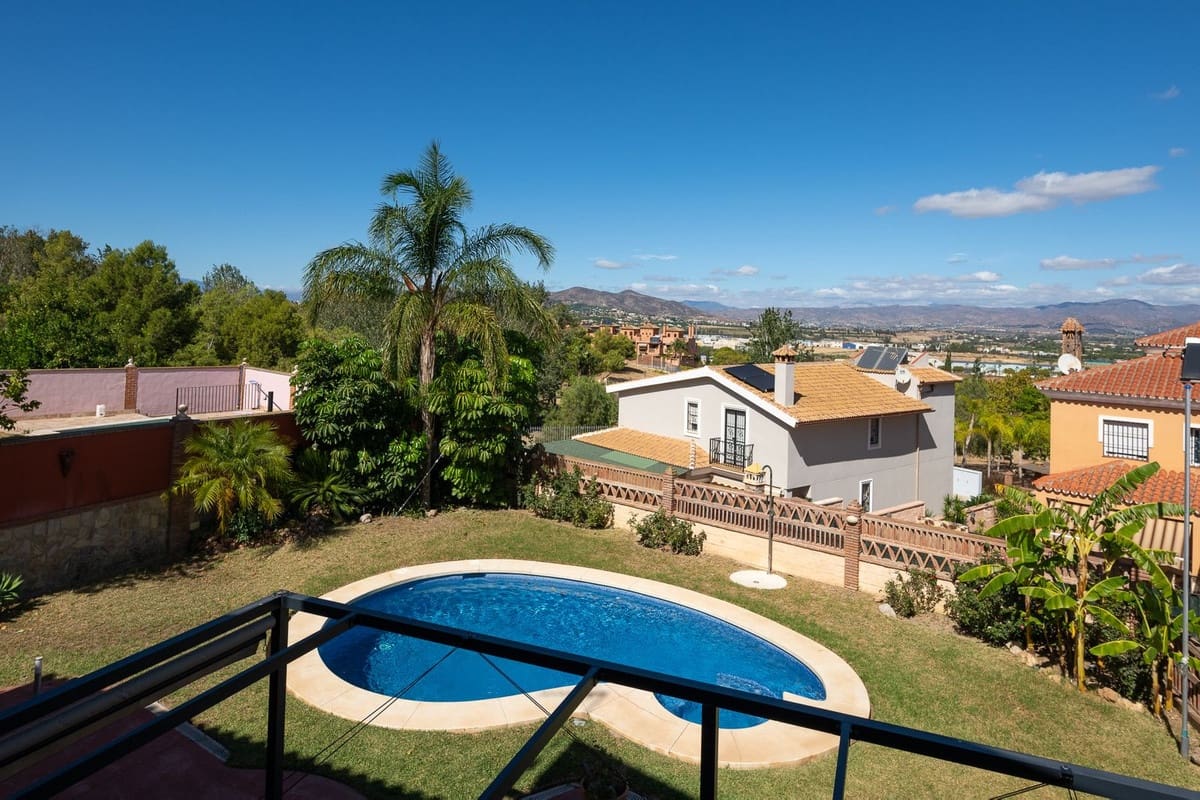 5 bedroom Villa for sale in Alhaurin de la Torre with pool garage - € 998,000 (Ref: 9480532)