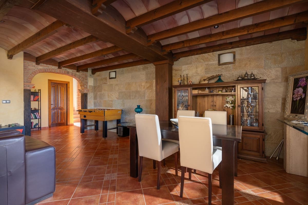 5 bedroom Villa for sale in Alhaurin de la Torre with pool garage - € 998,000 (Ref: 9480532)