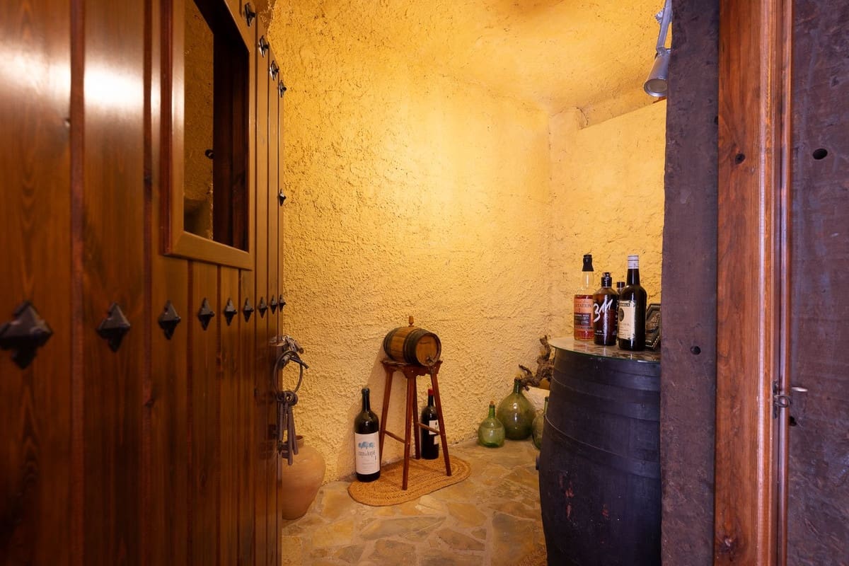 5 bedroom Villa for sale in Alhaurin de la Torre with pool garage - € 998,000 (Ref: 9480532)