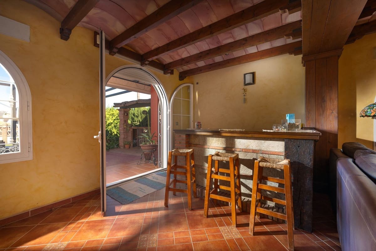 5 bedroom Villa for sale in Alhaurin de la Torre with pool garage - € 998,000 (Ref: 9480532)