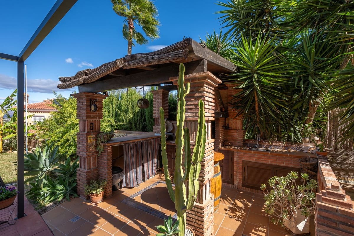 5 bedroom Villa for sale in Alhaurin de la Torre with pool garage - € 998,000 (Ref: 9480532)