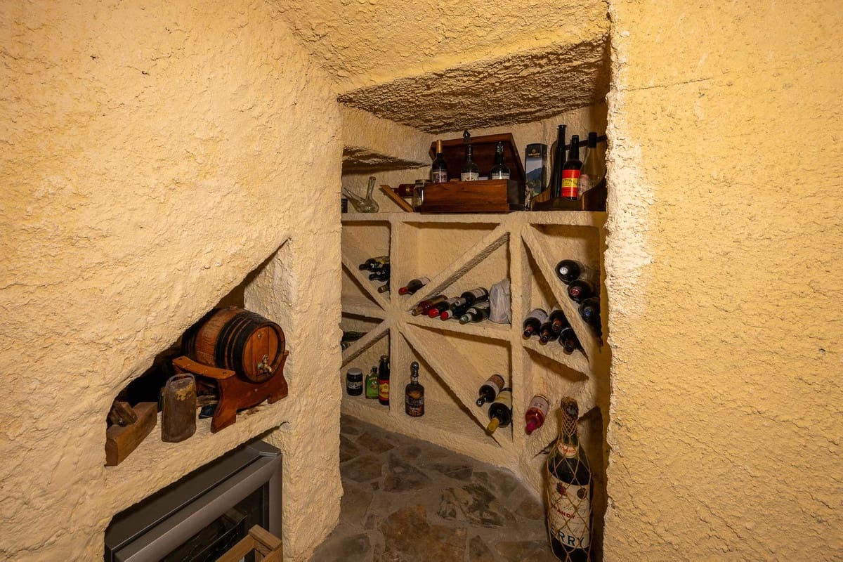 5 bedroom Villa for sale in Alhaurin de la Torre with pool garage - € 998,000 (Ref: 9480532)