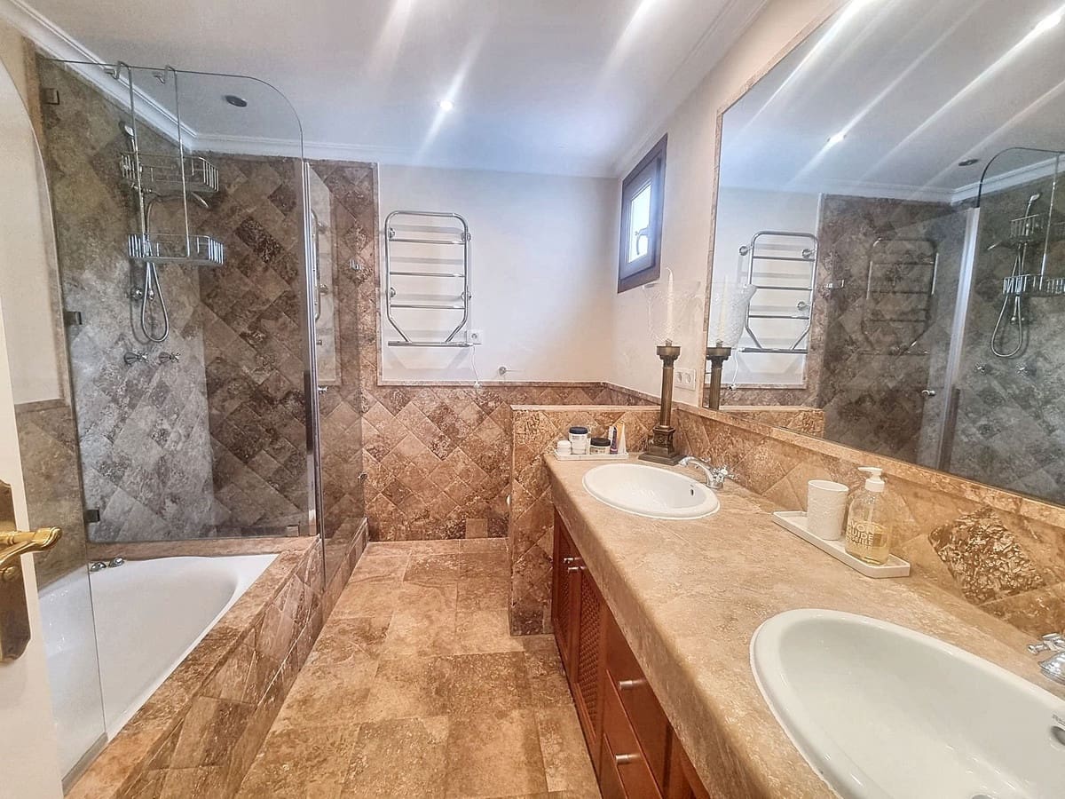 3 bedroom Penthouse for sale in El Paraiso - € 1,000,000 (Ref: 9480538)