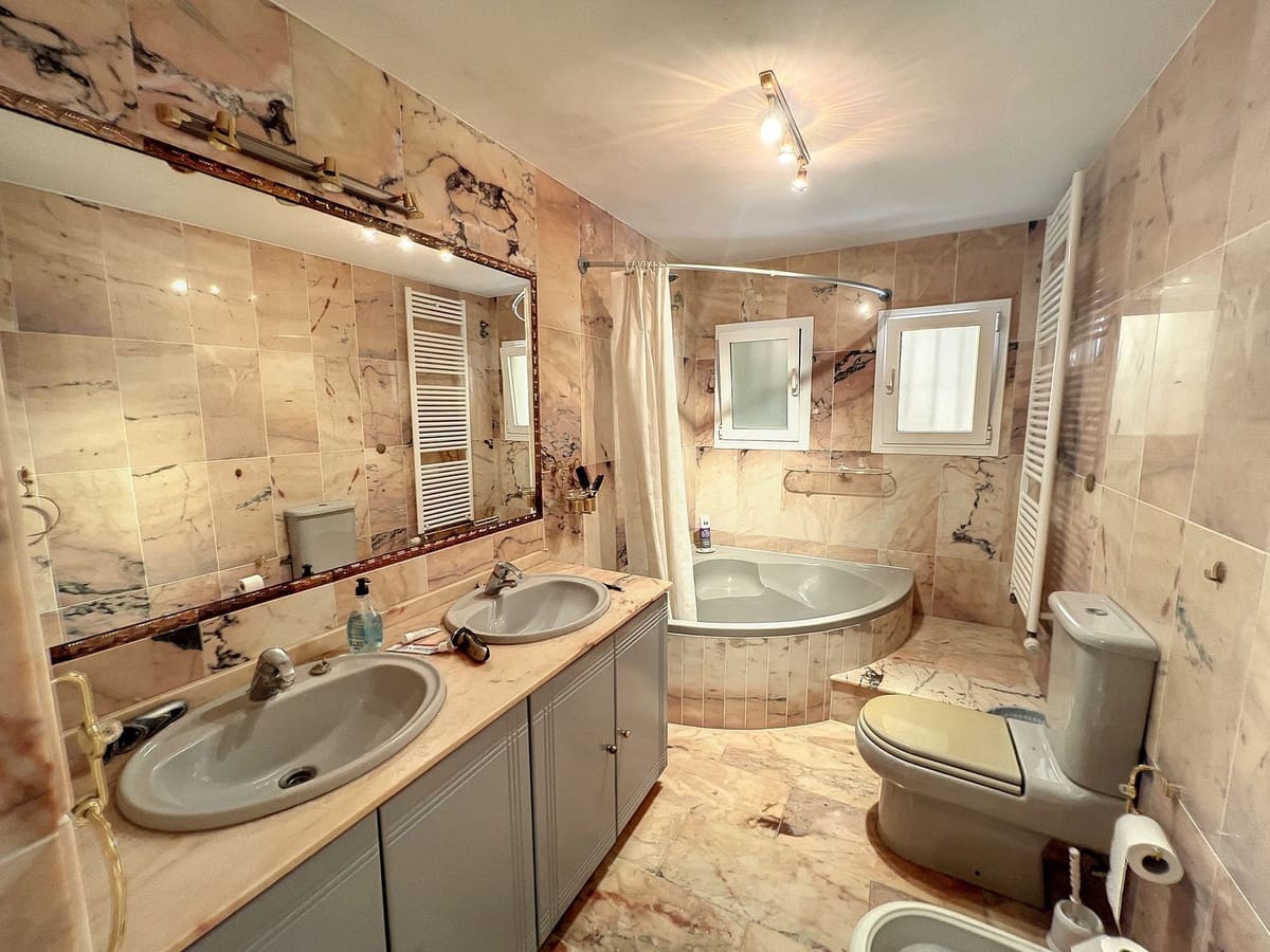 5 bedroom Villa for sale in Mijas with pool - € 1,000,000 (Ref: 9480539)