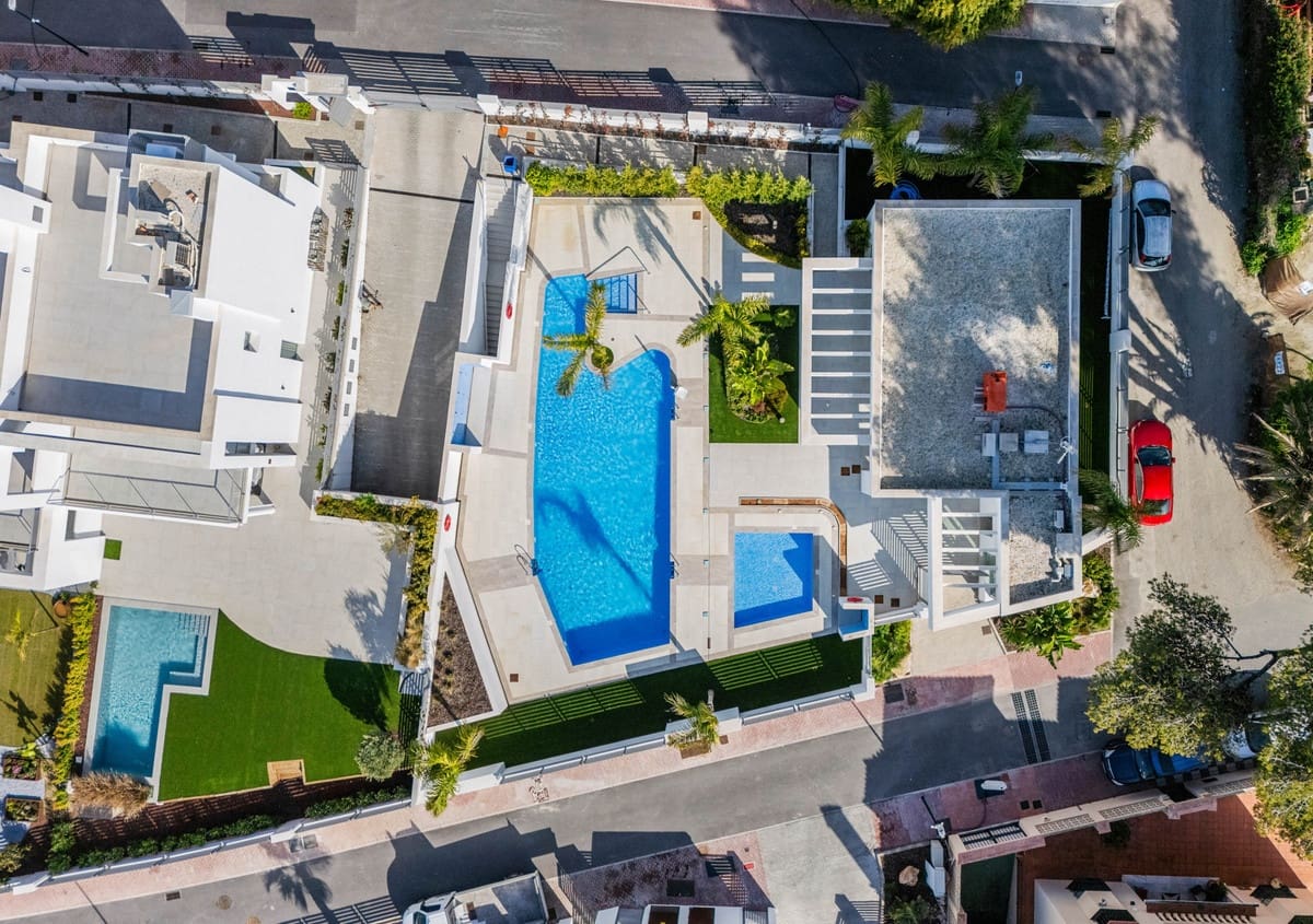 3 soveværelse Semi-Rækkehus til salg i San Pedro de Alcantara med swimmingpool garage - € 1.295.000 (Ref: 9480553)