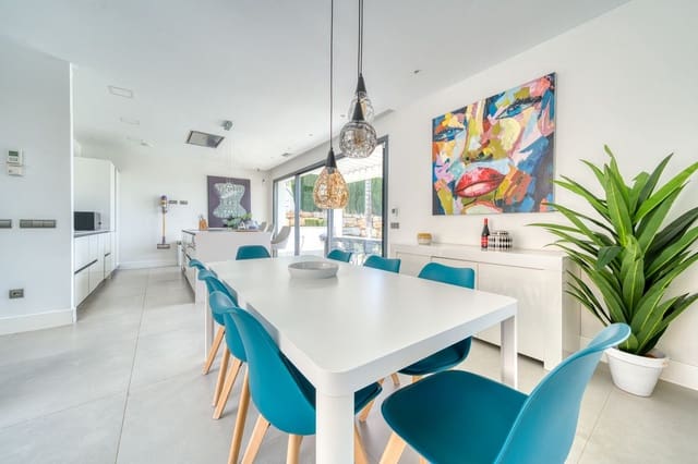 4 makuuhuone Huvila myytävänä paikassa New Golden Mile, Estepona mukana uima-altaan 
autotalli - 1 390 000 € (Ref: 9480555)