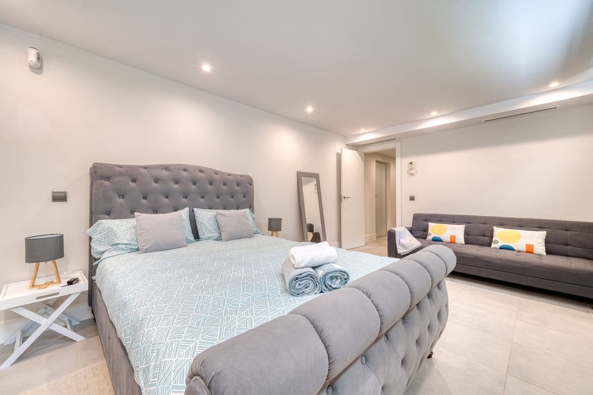 4 bedroom Villa for sale in New Golden Mile with pool garage - € 1,390,000 (Ref: 9480555)