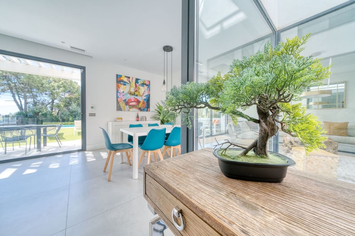 4 bedroom Villa for sale in New Golden Mile with pool garage - € 1,390,000 (Ref: 9480555)