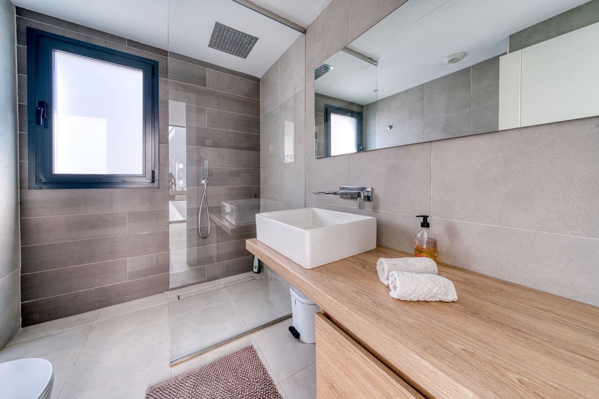 4 bedroom Villa for sale in New Golden Mile with pool garage - € 1,390,000 (Ref: 9480555)