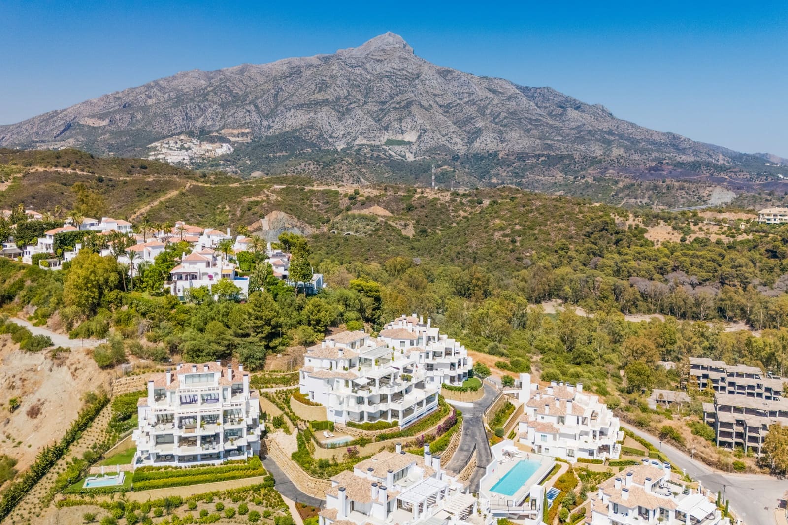 2 slaapkamer Appartement te koop in Nueva Andalucia met zwembad - € 1.420.000 (Ref: 9480559)