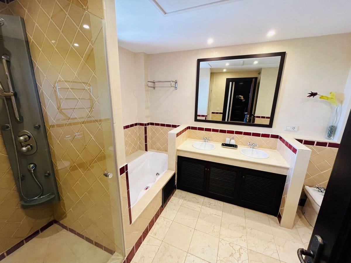 2 sypialnia Dom blizniak na sprzedaż w Sotogrande z basenem - 645 000 € (Ref: 9482115)