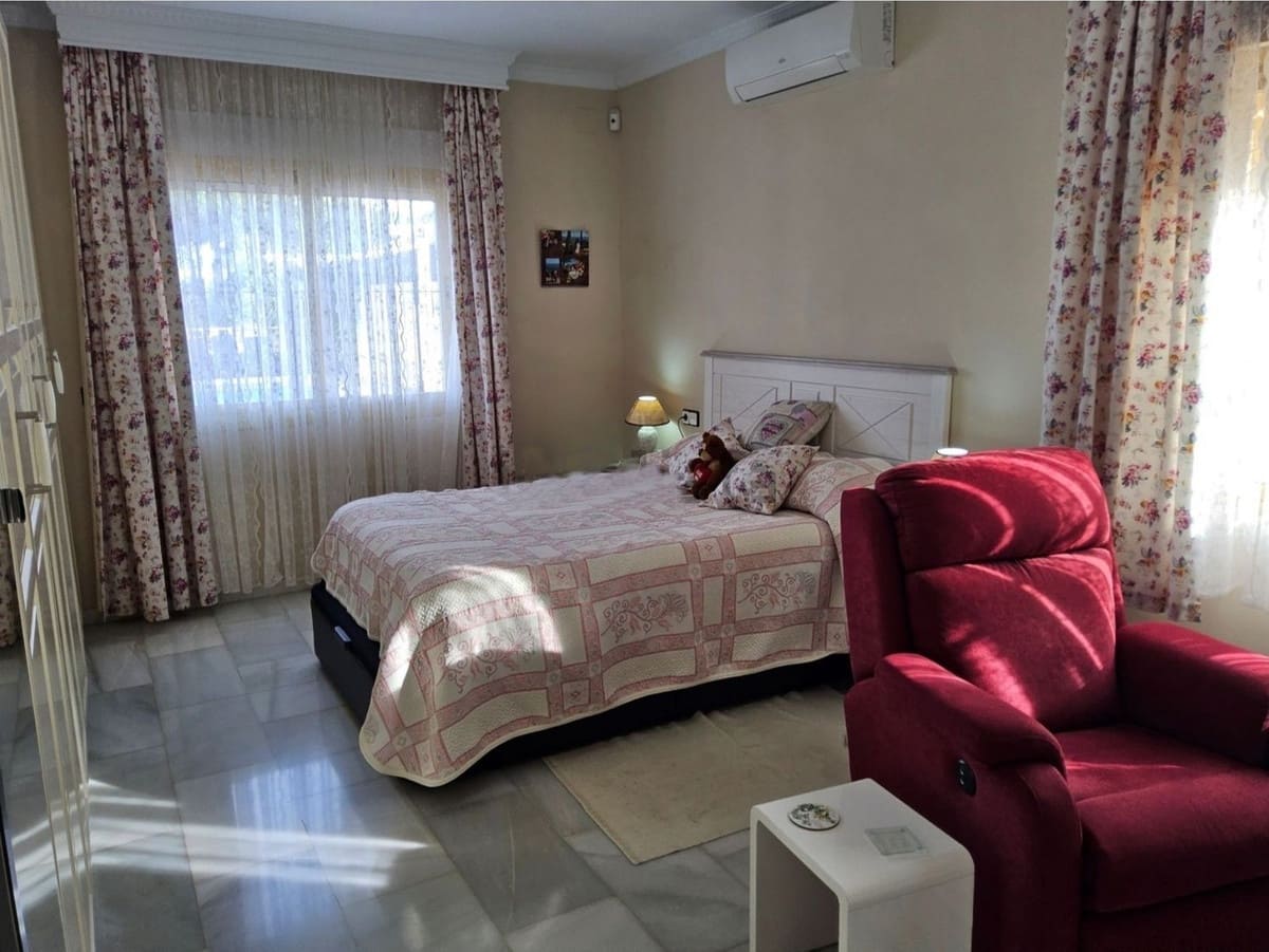 4 bedroom Villa for sale in Alhaurin de la Torre with pool - € 545,000 (Ref: 9483558)