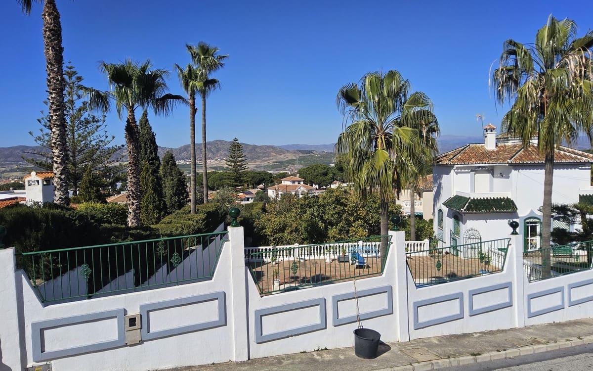 4 bedroom Villa for sale in Alhaurin de la Torre with pool - € 545,000 (Ref: 9483558)