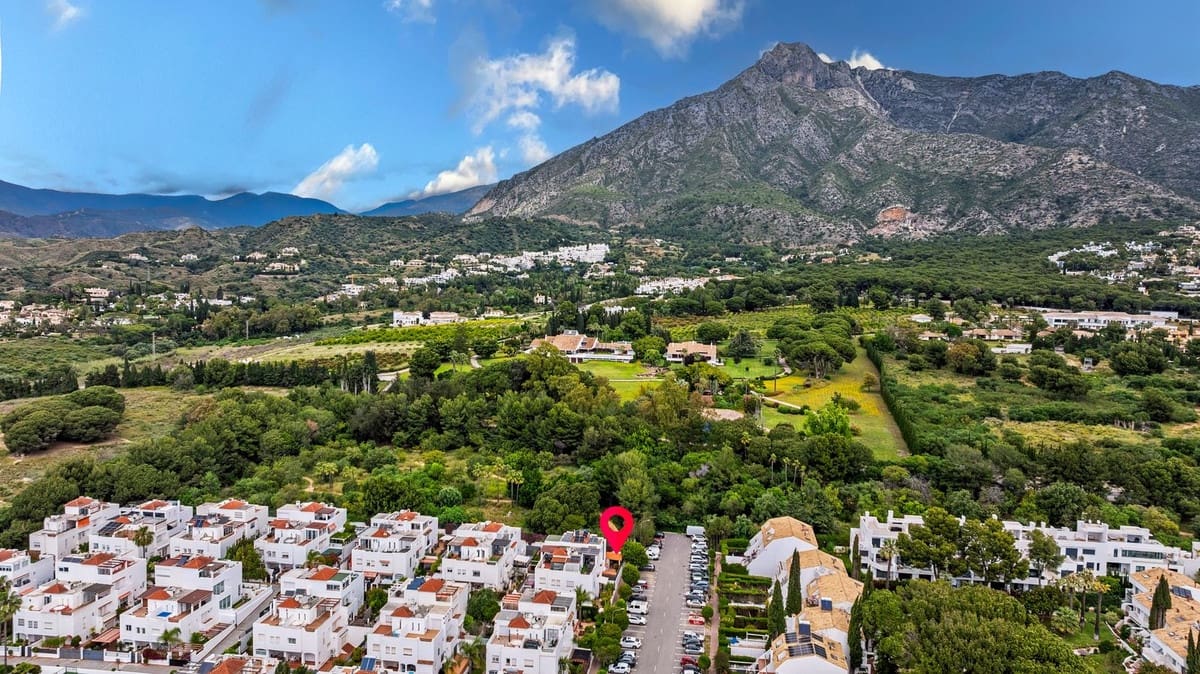 3 chambre Villa/Maison Semi-Mitoyenne à vendre à Marbella avec piscine - 790 000 € (Ref: 9491595)