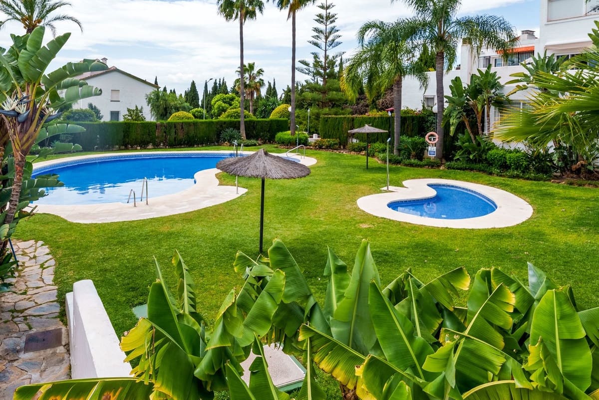 3 chambre Villa/Maison Semi-Mitoyenne à vendre à Marbella avec piscine - 790 000 € (Ref: 9491595)