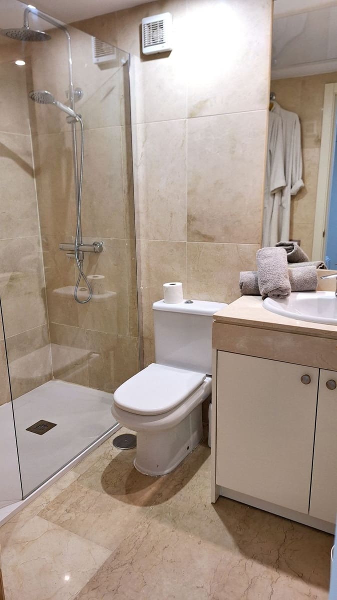 2 bedroom Apartment for sale in La Duquesa / Puerto de la Duquesa with pool - € 484,000 (Ref: 9504449)