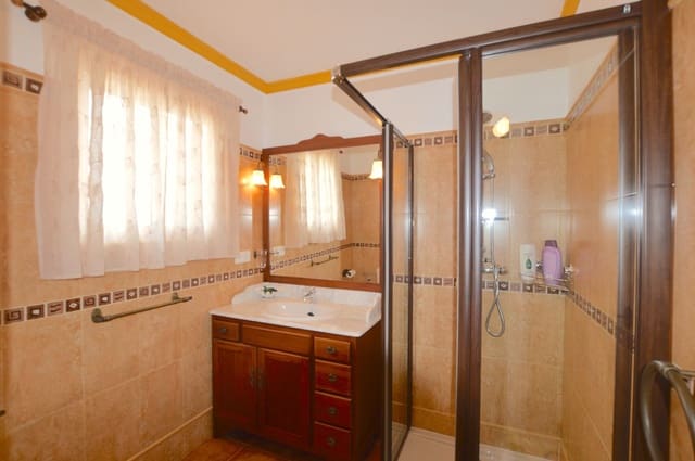 4 slaapkamer Huis te koop in Los Monteros, Marbella met zwembad - € 550.000 (Ref: 9504451)