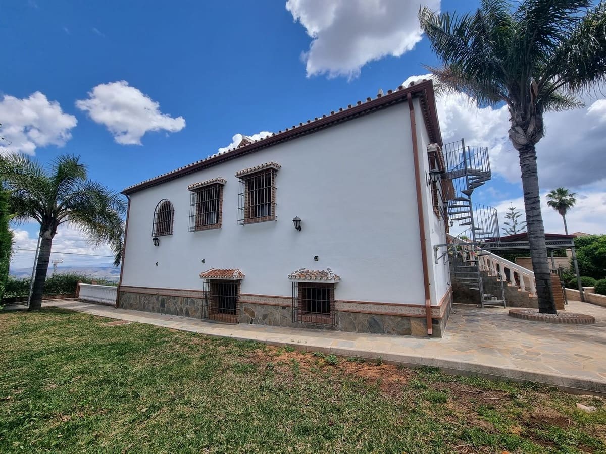 Chalet de 4 habitaciones en Alhaurín el Grande en venta con garaje - 590.000 € (Ref: 9509115)