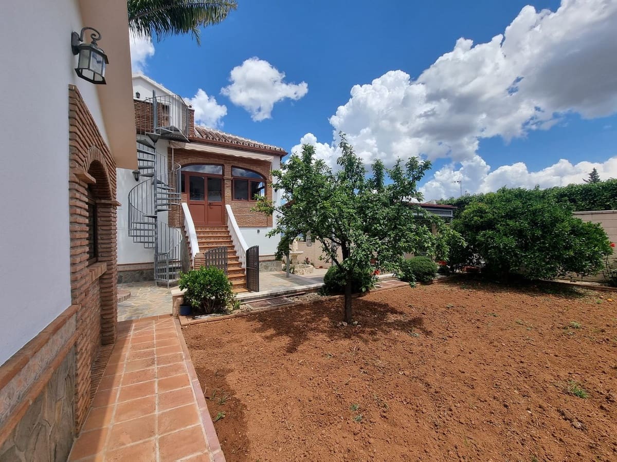 Chalet de 4 habitaciones en Alhaurín el Grande en venta con garaje - 590.000 € (Ref: 9509115)