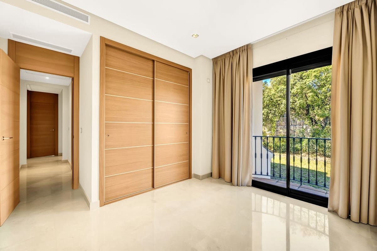 3 sovrum Lägenhet till salu i La Quinta med pool - 998 000 € (Ref: 9509119)