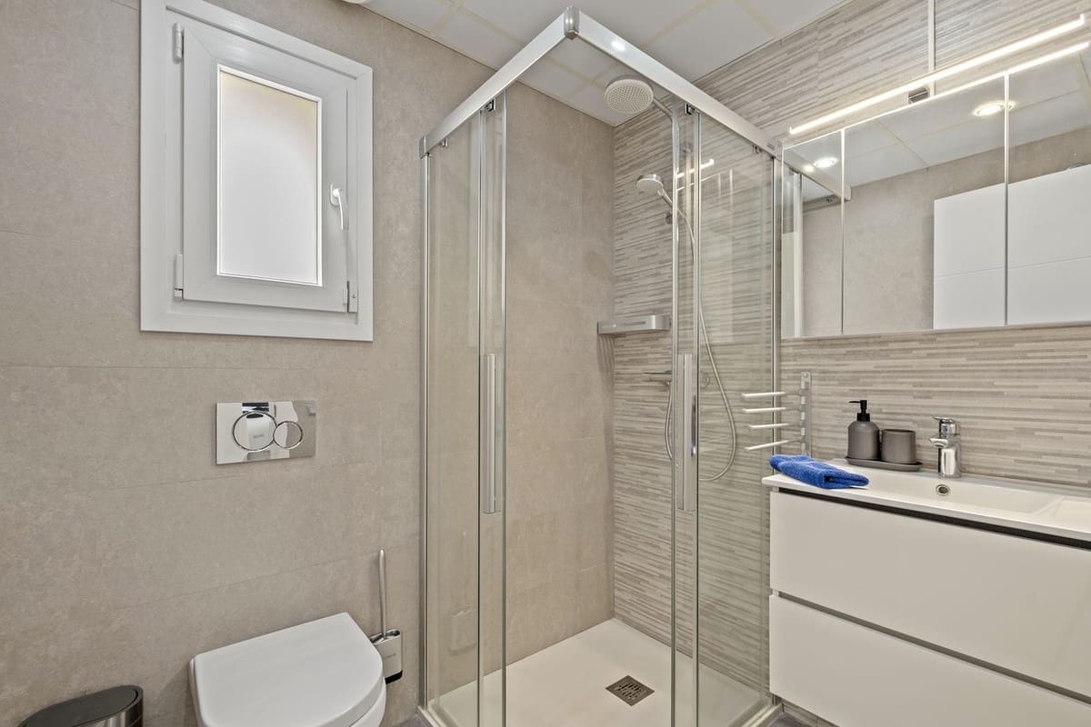 2 bedroom Apartment for sale in Benalmadena Costa with pool - € 535,000 (Ref: 9516282)