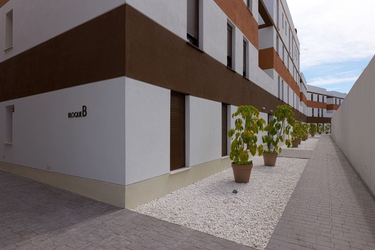 3 bedroom Apartment for sale in Estepona with pool - € 690,000 (Ref: 9519105)